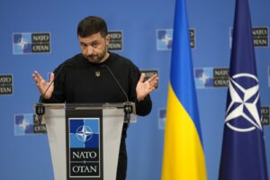 Il presidente ucraino Volodymyr Zelensky in conferenza stampa presso la sede della NATO a Bruxelles