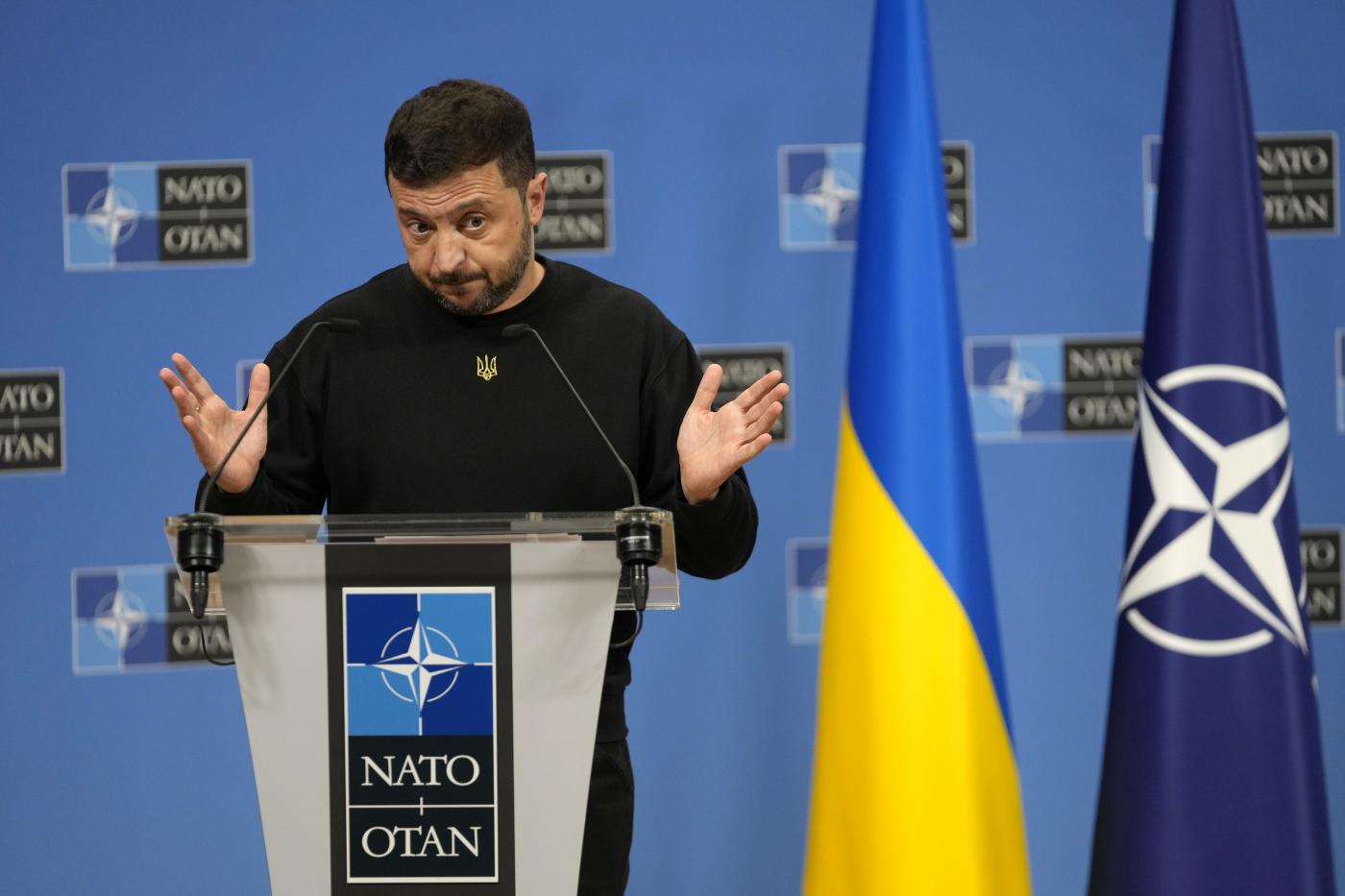 Ucraina, Zelensky: “Pronti alla tregua se la Nato ci metterà sotto il suo ombrello”