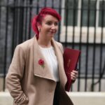 Regno Unito, mentì sul furto del cellulare: si dimette ministra dei Trasporti