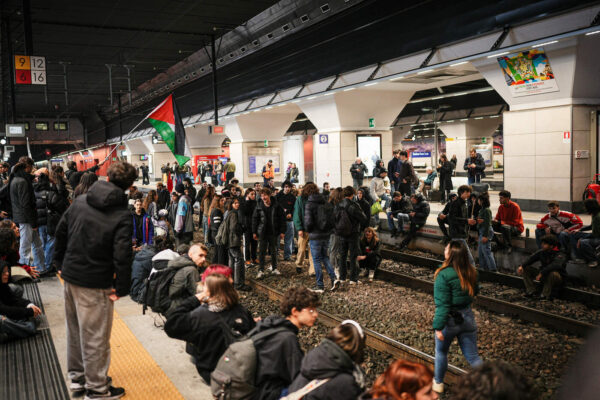 Sciopero generale 29 novembre, a Torino gli studenti occupano i binari a Porta Susa