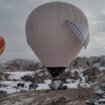 Turchia, una mongolfiera con una kefiah gigante vola nei cieli della Cappadocia