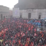 Sciopero generale, migliaia di persone in piazza Maggiore a Bologna