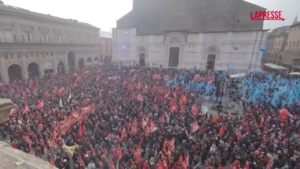 Sciopero generale, migliaia di persone in piazza Maggiore a Bologna