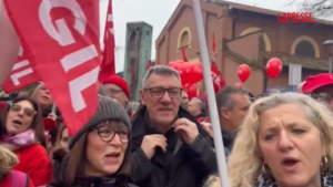 Sciopero generale, Landini canta con le lavoratrici di La Perla