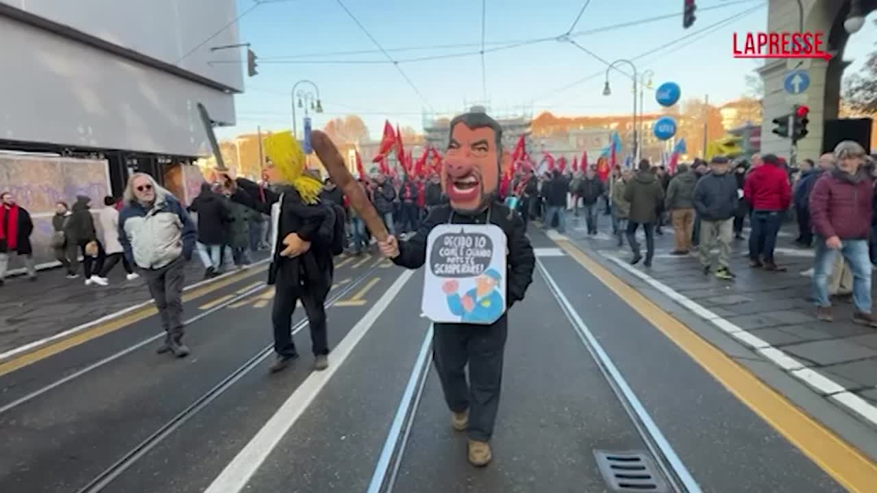 Sciopero generale 29 novembre, a Torino in corteo le maschere di Meloni e Salvini