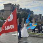 Sciopero generale 29 novembre, a Roma due sposi giapponesi con le bandiere dei sindacati