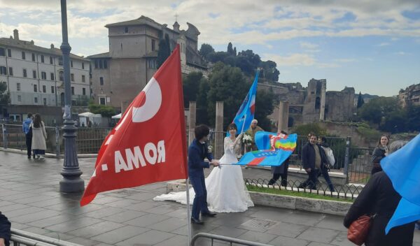 Sciopero generale 29 novembre, a Roma due sposi giapponesi con le bandiere dei sindacati