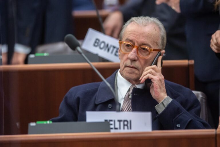 Vittorio Feltri alla prima seduta della nuova legislatura del Consiglio regionale della Lombardia