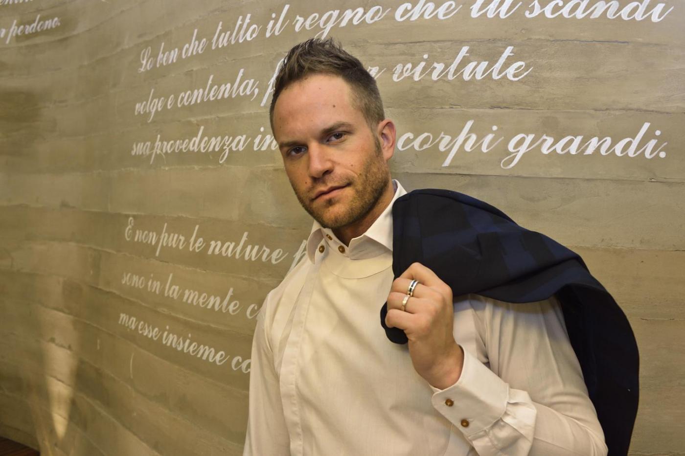 Denunciato lo chef Simone Rugiati: in strada con coltello durante lite con vicini Denunciato lo chef Simone Rugiati: in strada con coltello durante lite con vicini
