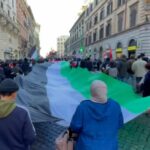 A Roma manifestazione pro-Palestina: scritte sui muri e vetrine infrante