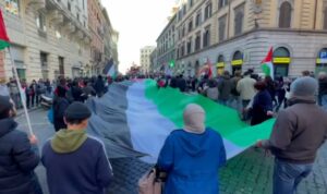 A Roma manifestazione pro-Palestina: scritte sui muri e vetrine infrante