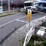 Polonia, camion resta bloccato sulle rotaie: il treno lo travolge