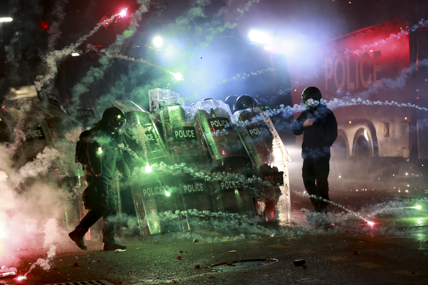 Georgia, terza notte di proteste a Tbilisi: polizia respinge manifestanti