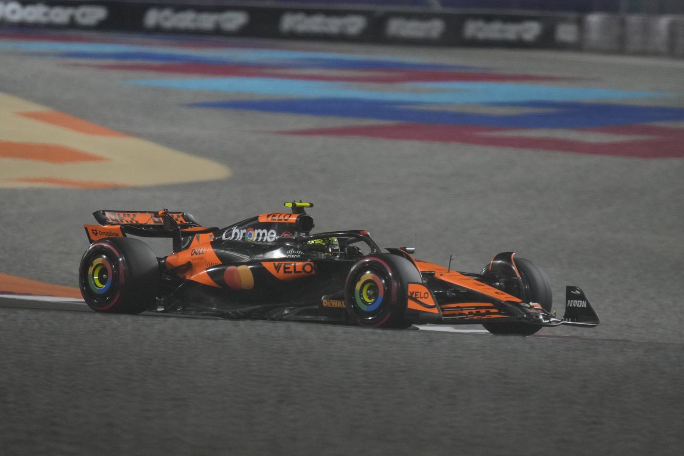 F1, McLaren fa doppietta nella sprint in Qatar. Verstappen penalizzato, pole a Russell