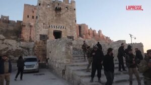 Siria, le immagini di Aleppo dopo l’ingresso di ribelli e jihadisti