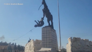 Siria, distrutta la statua del fratello defunto del presidente Bashar al-Assad ad Aleppo