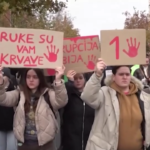 Serbia, migliaia di persone protestano a un mese dalla tragedia alla stazione ferroviaria di Novi Sad