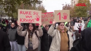 Serbia, migliaia di persone protestano a un mese dalla tragedia alla stazione ferroviaria di Novi Sad