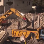 Libano, iniziano i lavori di ricostruzione a Nabatiye: i bulldozer rimuovono le macerie