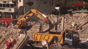 Libano, iniziano i lavori di ricostruzione a Nabatiye: i bulldozer rimuovono le macerie