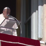 Papa Francesco all’Angelus: “La guerra è sempre una sconfitta per l’umanità intera”