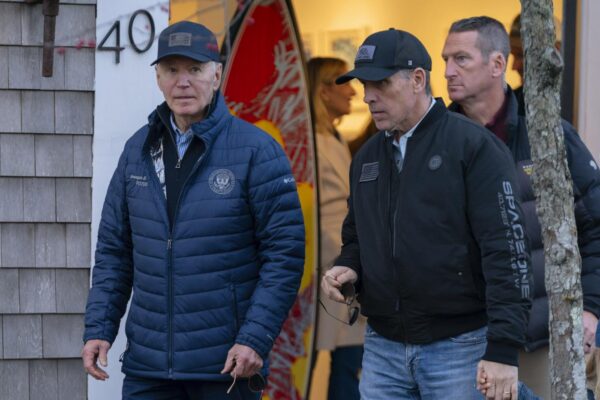 Joe ed Hunter Biden a passeggio per Nantucket