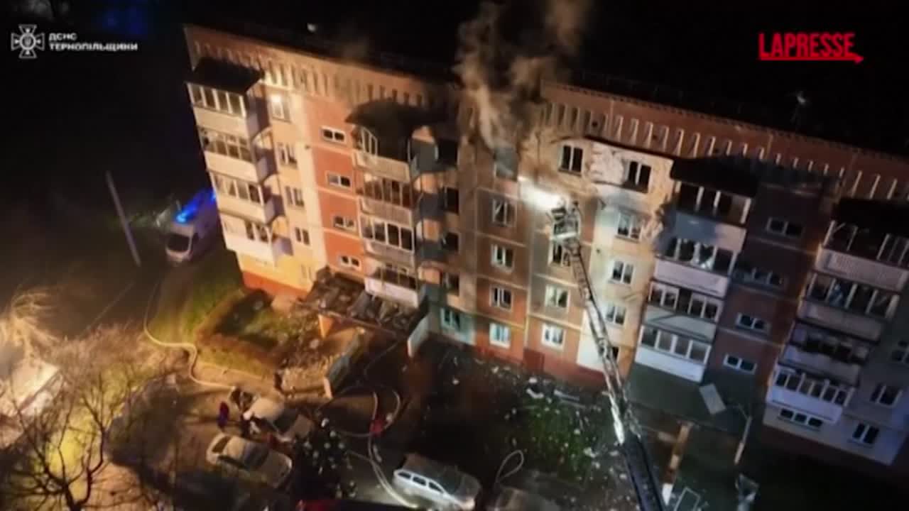 Ucraina, droni russi su edificio residenziale a Ternopil: un morto e tre feriti