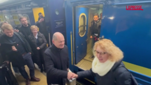 Ucraina, Scholz arriva a sorpresa a Kiev in treno