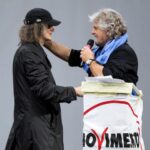 M5S, Grillo posta foto con Casaleggio: “Domani delicato messaggio da annunciare”