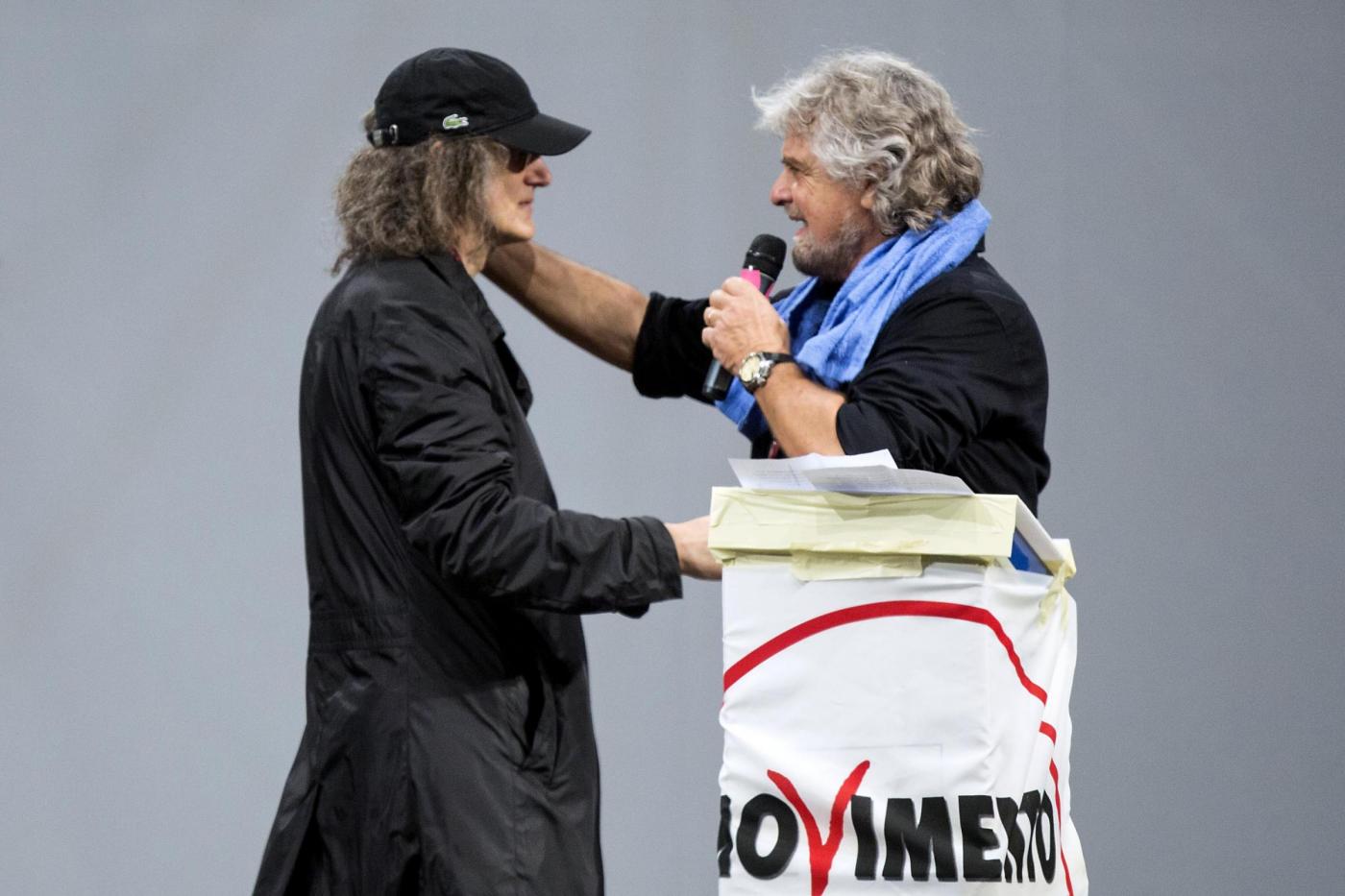 M5S, Grillo posta foto con Casaleggio: “Domani delicato messaggio da annunciare”
