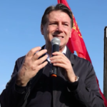 M5S, Conte parla a operai Pomigliano ma si spegne il microfono. Lui scherza: “Ci hanno boicottato”