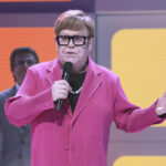 Elton John rivela sul palco: “Ho perso vista, non riesco a vedere il mio musical”