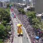 Cile, alla parata di fine anno pupazzi giganti dei personaggi Disney e Pixar