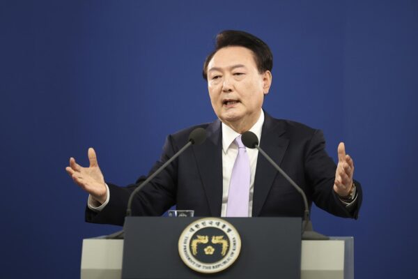 Il presidente sudcoreano Yoon Suk Yeol dichiara la legge marziale