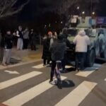 Corea del Sud, manifestanti bloccano mezzo blindato