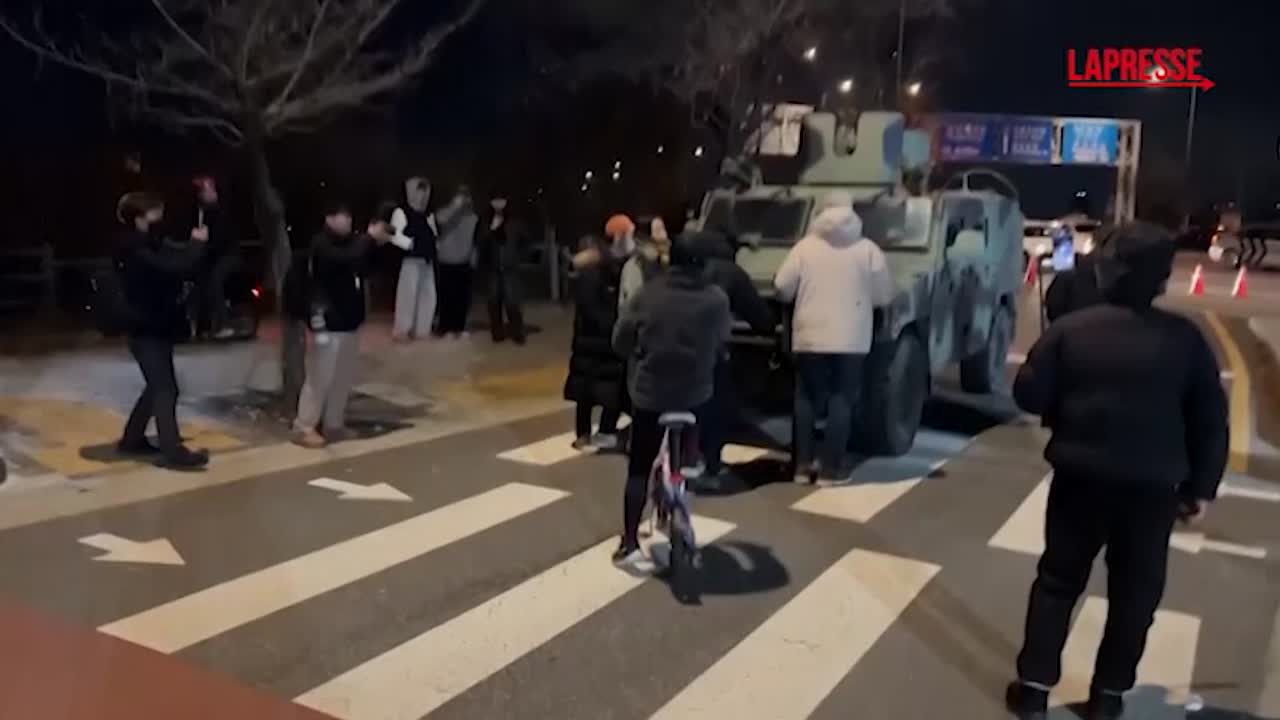 Corea del Sud, manifestanti bloccano mezzo blindato