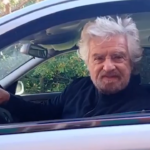 M5S, Grillo alla guida di un carro funebre: “Il Movimento è morto. Fatevi un altro simbolo, andate avanti”
