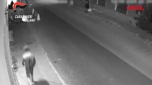 Milano, tre arresti per rogo di via Cantoni: il responsabile immortalato mentre appicca l’incendio