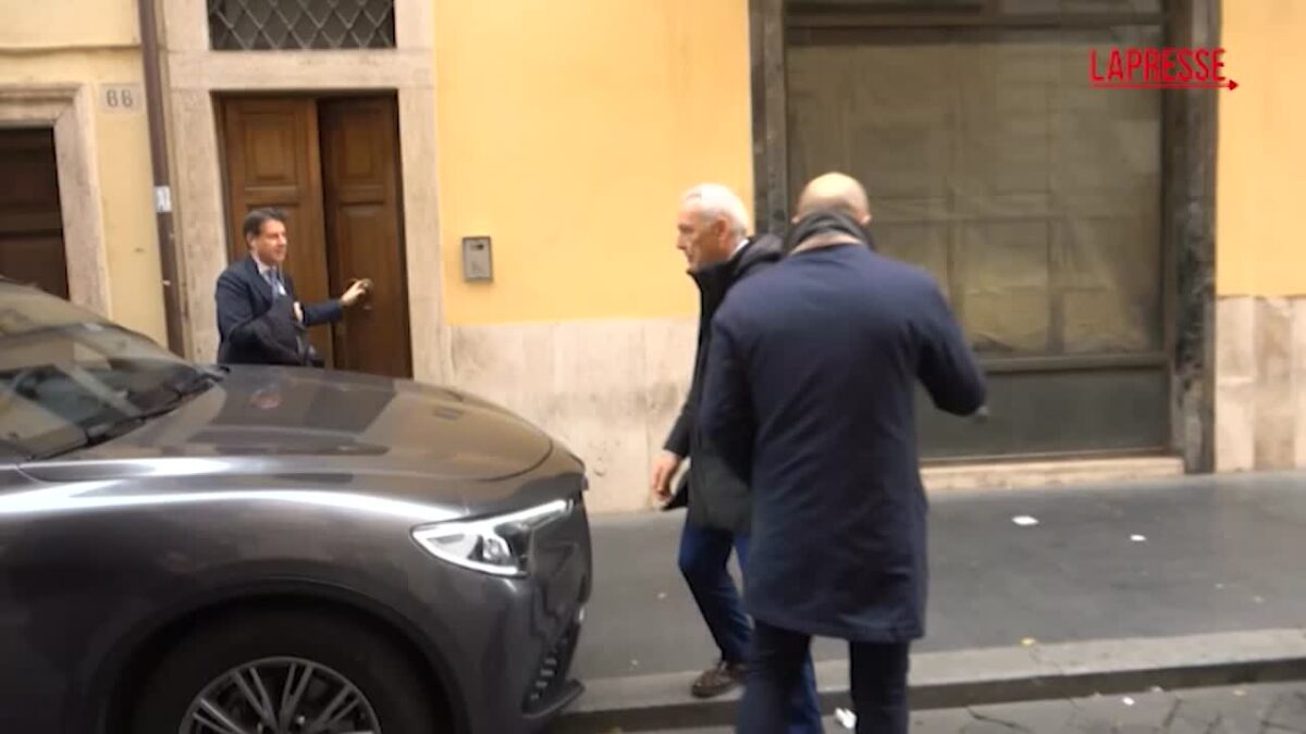 VIDEO Grillo contro Conte, il silenzio del leader M5S VIDEO Grillo contro Conte, il silenzio del leader M5S