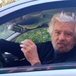 Grillo in video sul carro funebre: “M5S è morto”. La replica di Conte: “Da lunedì si volta pagina”