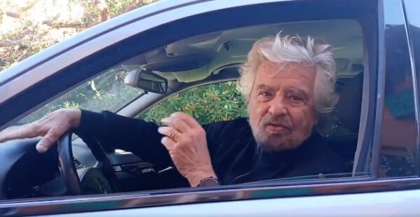 Grillo in video sul carro funebre: “M5S è morto”. La replica di Conte: “Da lunedì si volta pagina”