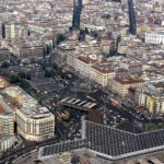 Napoli, donna colpita da piastra metallica caduta da un balcone: è grave