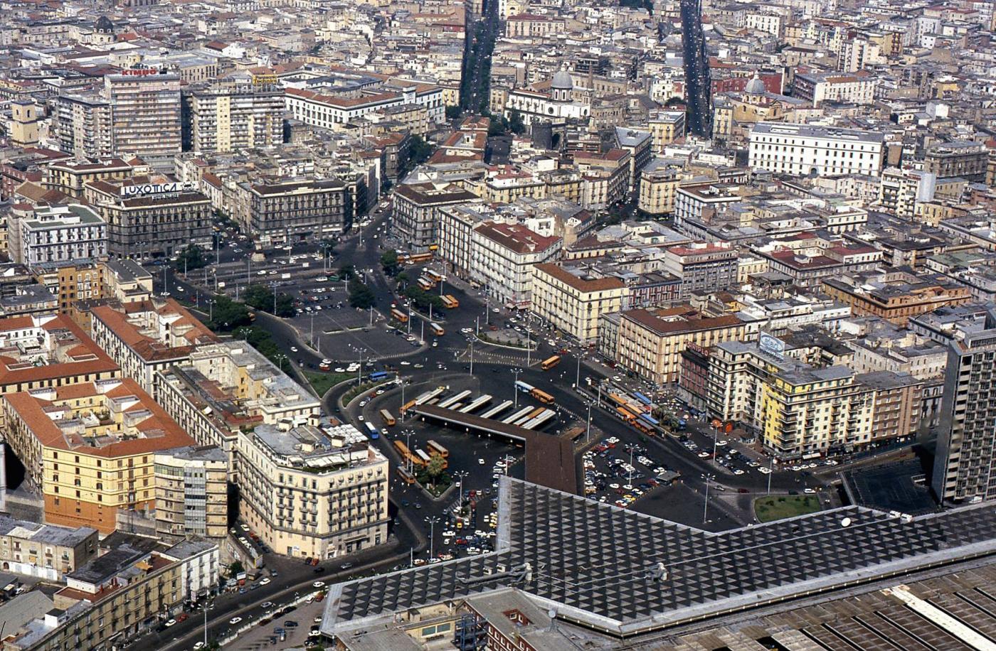 Napoli, donna colpita da piastra metallica caduta da un balcone: è grave