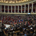Francia, Barnier sfiduciato: cade il governo. Oggi Macron parla alla nazione