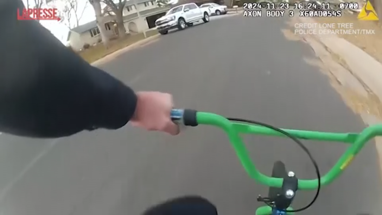 Colorado, poliziotto insegue fuggitivo con la bici di un bambino