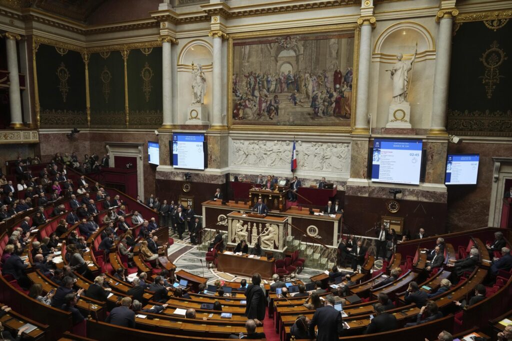 Francia, mozione di sfiducia al governo Bariner: oggi il voto