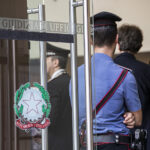 Milano, aggredisce la moglie in tribunale: il pm chiedeva l’archiviazione per stalking