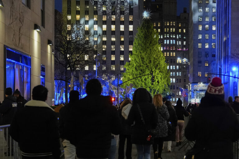 Natale, luci e magia al Rockefeller Center: l’abete illuminato incanta New York