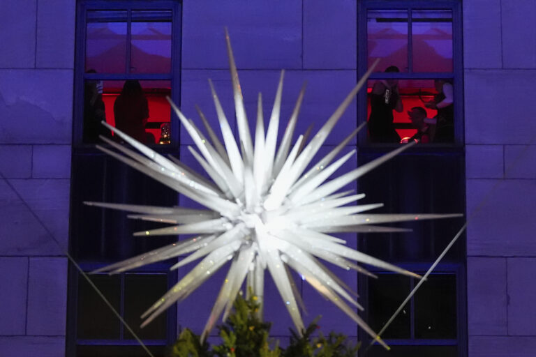 Natale, luci e magia al Rockefeller Center: l’abete illuminato incanta New York