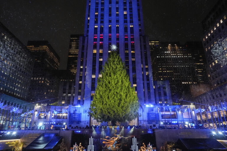 Natale, luci e magia al Rockefeller Center: l’abete illuminato incanta New York